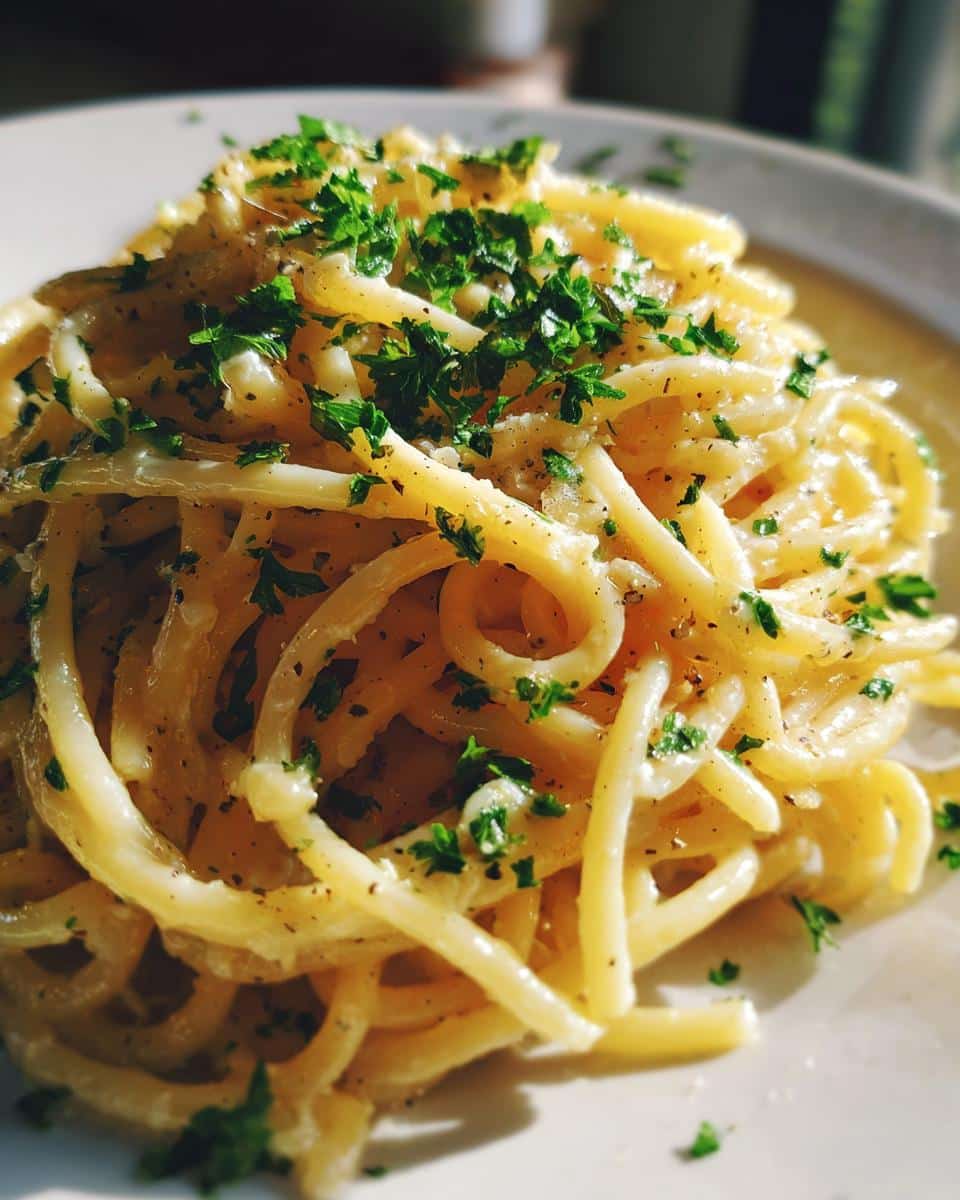 15-Minute Creamy Garlic Pasta. - detail 1